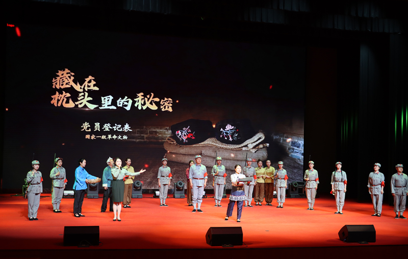 当地红色艺术团，把一个个红色故事搬上舞台。受访者供图